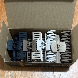 New in box set of 8 large claw clips